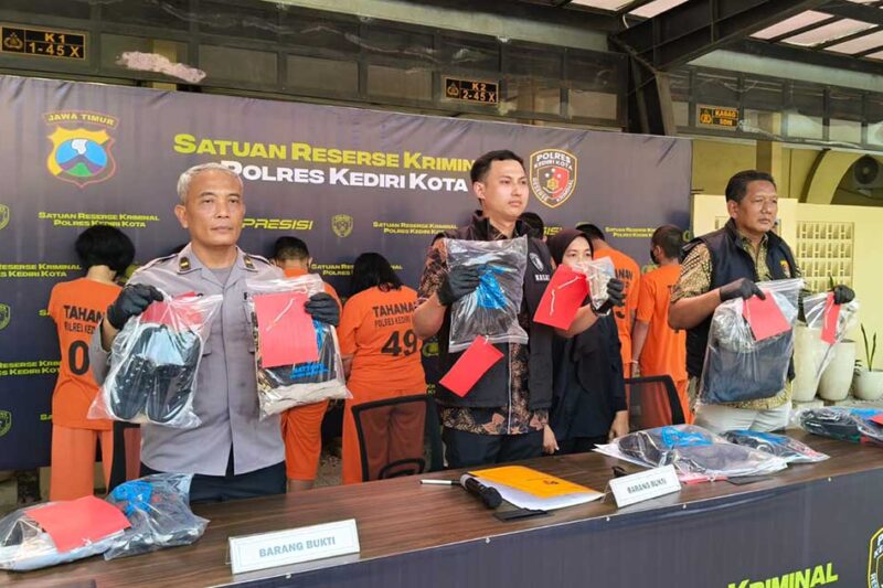 Polres Kediri Kota Bekuk 4 Perempuan Komplotan Copet Lintas Kota dan Lintas Provinsi | BANGSAONLINE.com – Berita Terkini – Cepat, Lugas dan Akurat
