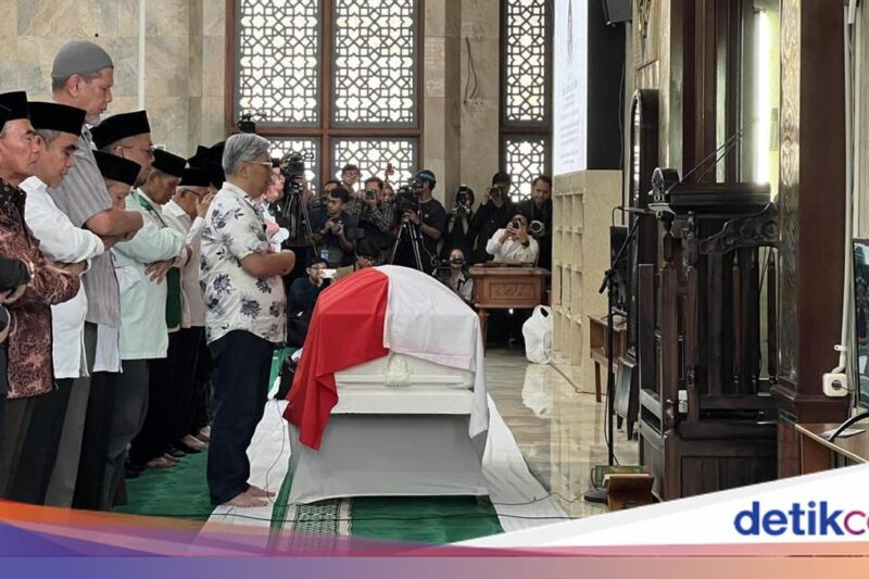 Jenazah Wapres Ke-6 Try Sutrisno Disalatkan di Masjid Sunda Kelapa